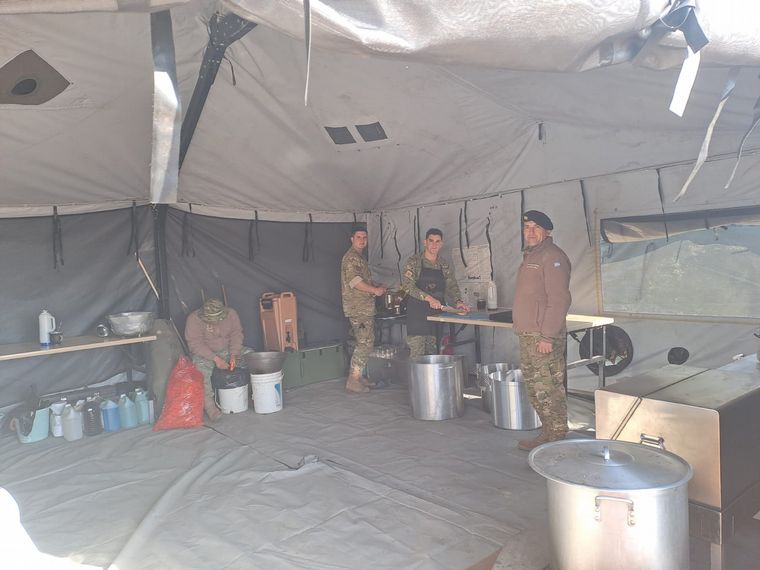 FOTO: En el Aeroclub de Alvear se instala un impactante campamento militar de las FF.AA.