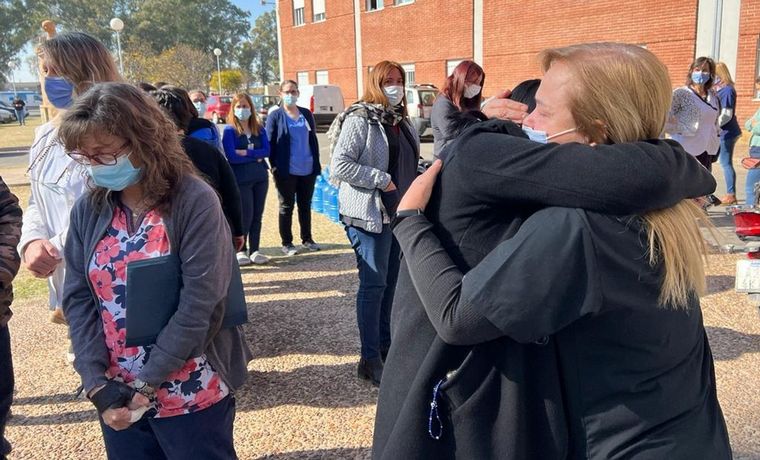 Trabajadores del Neonatal realizaron un abrazo simbólico al Hospital.