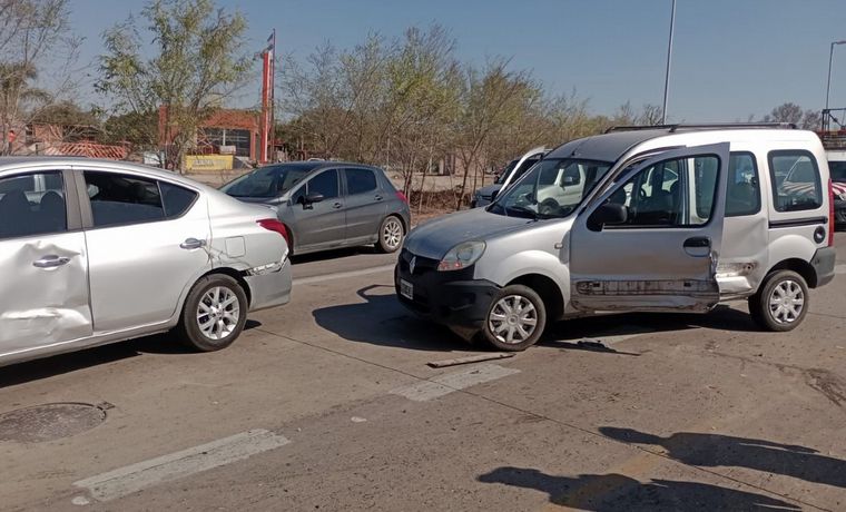 FOTO: Un camión sin frenos provocó un choque en cadena de 13 autos en Córdoba.