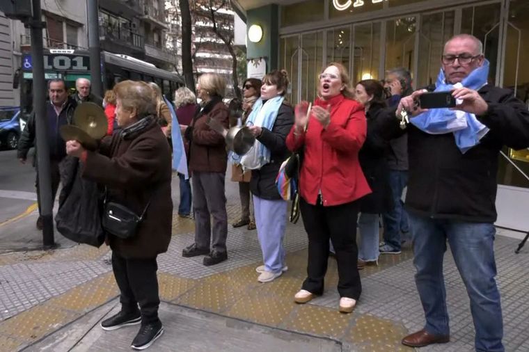 FOTO: Un grupo de manifestantes se expresa frente a la casa de CFK (Foto: @AquelViejo)