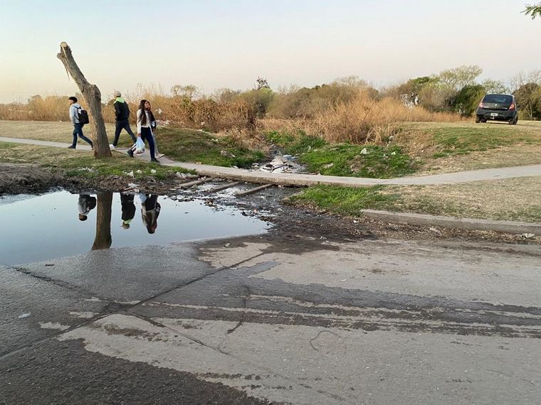FOTO: Vecinos de Villa Angelelli denuncian que están colapsados por líquidos cloacales