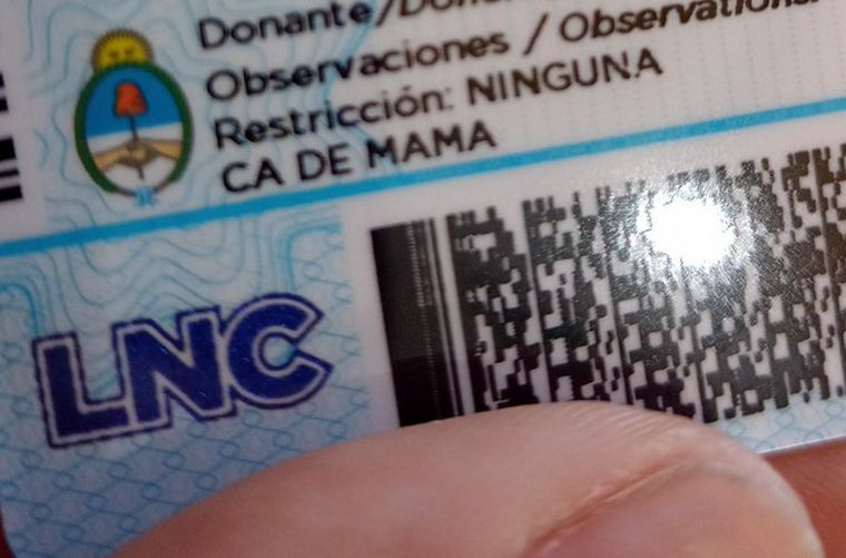 En su carnet de conducir detallaron que tiene cáncer de mama