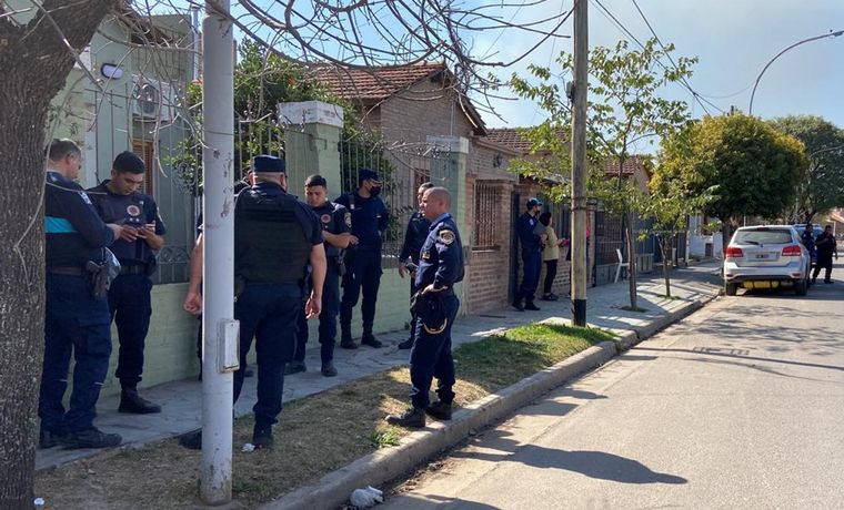 Un hombre le disparó a otro en la pierna tras discutir en barrio Manantiales.