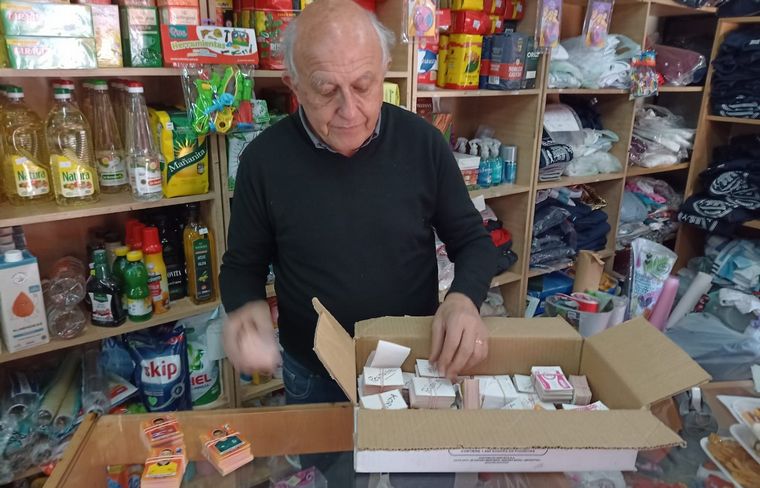 Furor por el álbum de figuritas del Mundial en la previa del lanzamiento oficial.