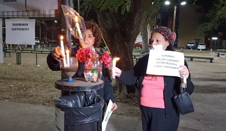 FOTO: Vecinos de Rosario se manifestaron a un mes del ataque a balazos a Claudia y Virginia