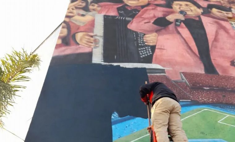 FOTO: Tapan el muro de Los Palmeras en el estadio de Colón por una polémica foto viral.