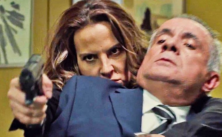 La primera dama huye porque sospechan que mató al presidente.