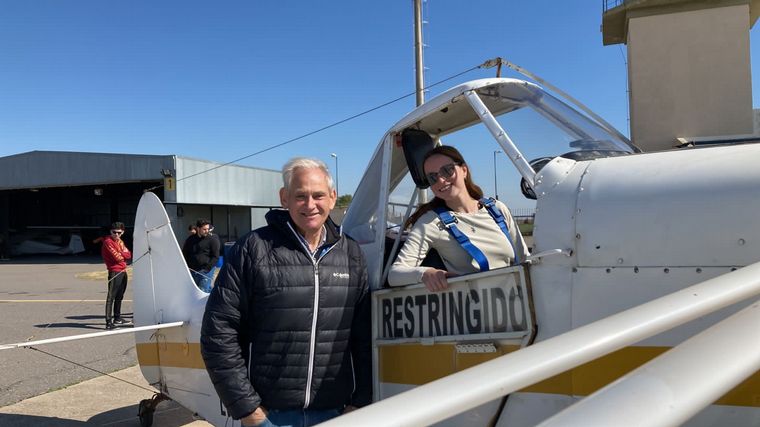 Lucía Vastik, la primera piloto en aviación agrícola de Córdoba.
