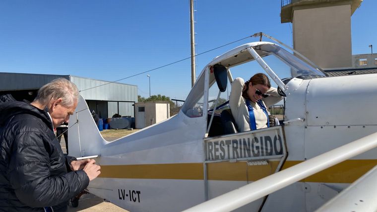 Lucía Vastik, la primera piloto en aviación agrícola de Córdoba.