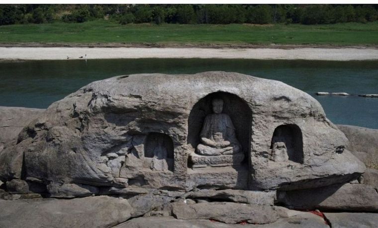 FOTO: Estatua budista que emergió de la profundidad del río Yangtze, el más grande de China