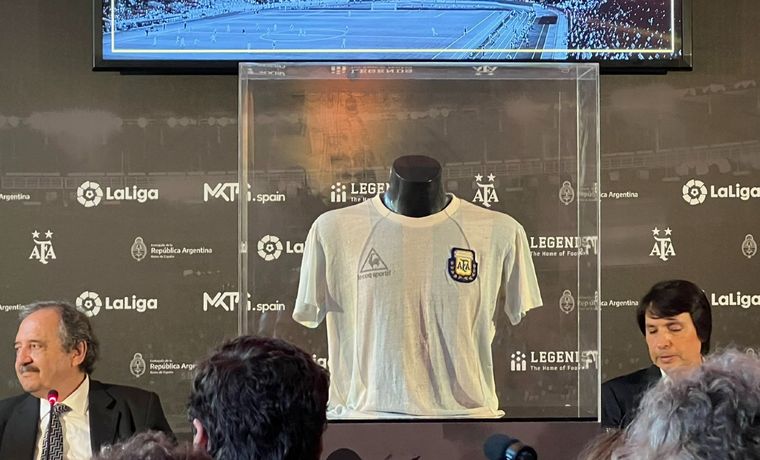 El alemán Matthaus entregó la camiseta que usó Maradona en la final de México 86.
