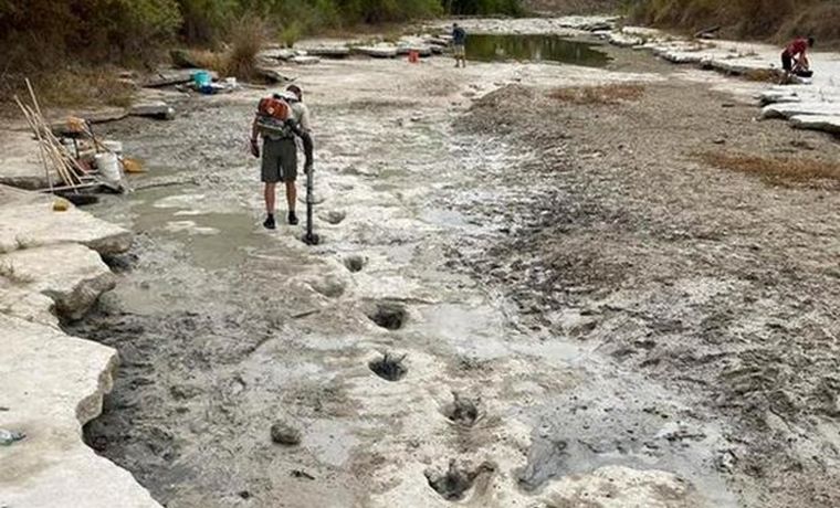 FOTO: La sequía de un río dejó al descubierto huellas de dinosaurios en EE.UU. (Foto: BBC).