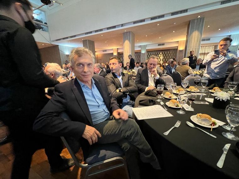 Macri diserta en la Bolsa de Comercio de Córdoba.