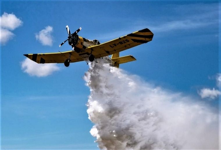 FOTO: El avión hidrante sobrevolaba la zona de los incendios en el Delta del Paraná.