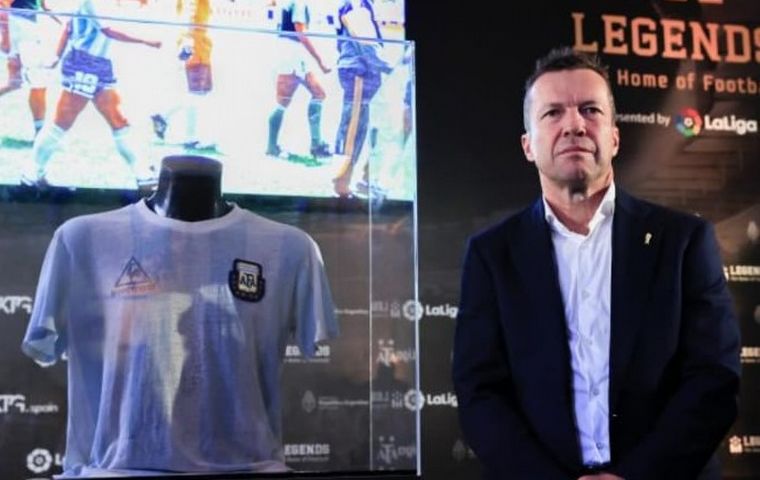 FOTO: El alemán Matthaus devuelve a Argentina la camiseta que Diego usó en la final del 86'