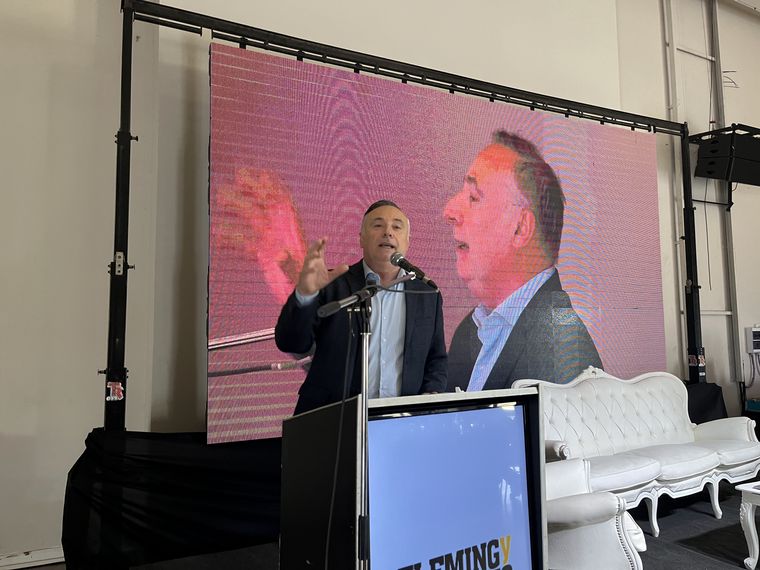 El mnistro Eduardo Accastello durante su mensaje