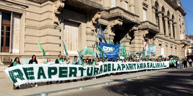 El gobierno de Santa Fe critica la actitud de los gremios durante el conflicto. 