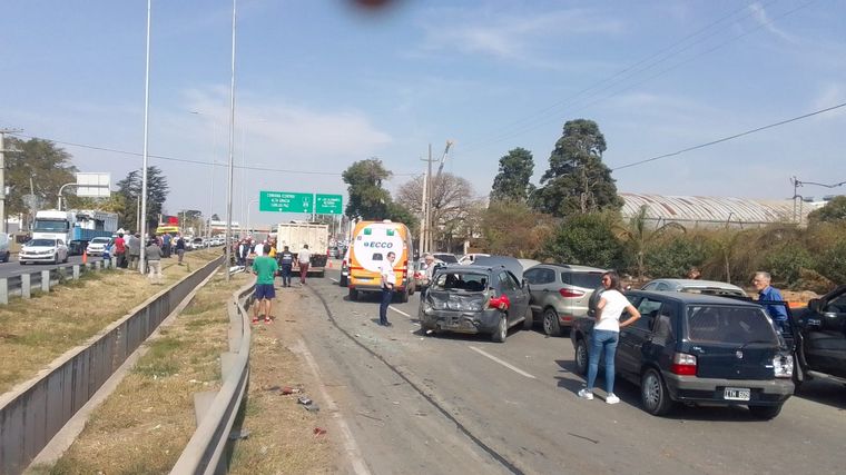 Choque en cadena complicó el tránsito en avenida La Voz del Interior