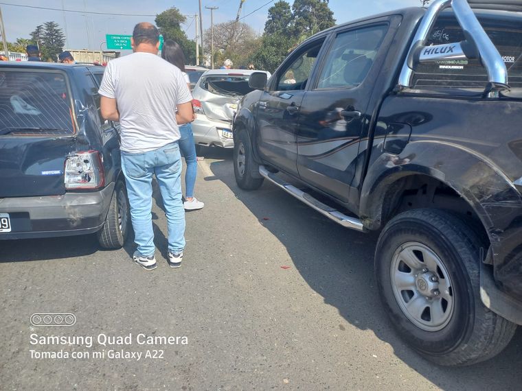 Chocaron en cadena 14 vehículos en Córdoba: un camionero atrapado