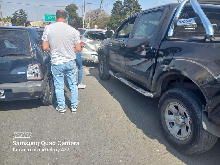 FOTO: Chocaron en cadena 14 vehículos en Córdoba: un camionero atrapado