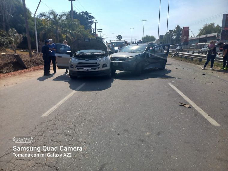 Chocaron en cadena 14 vehículos en Córdoba: un camionero atrapado