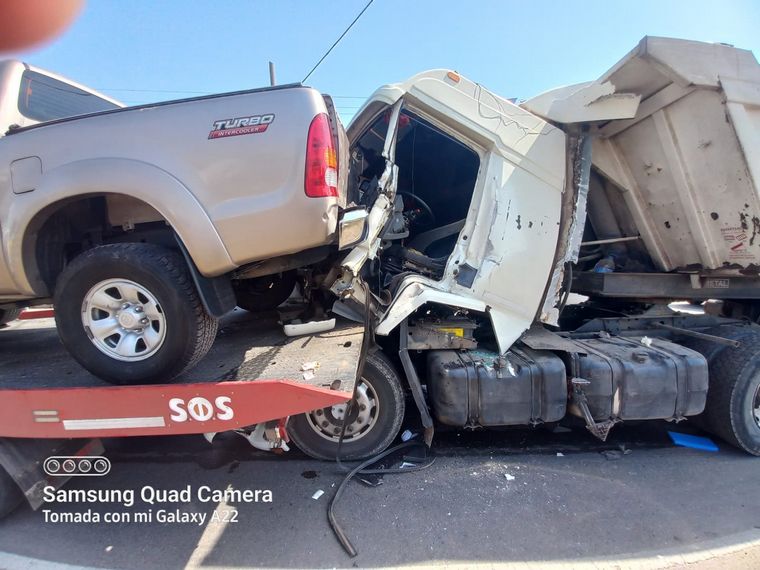 Chocaron en cadena 14 vehículos en Córdoba: un camionero atrapado