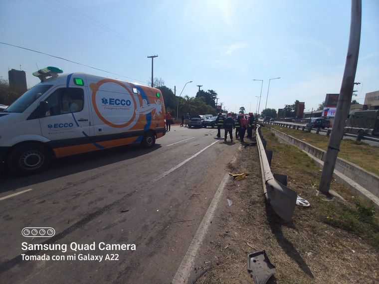 FOTO: Chocaron en cadena 14 vehículos en Córdoba: un camionero atrapado
