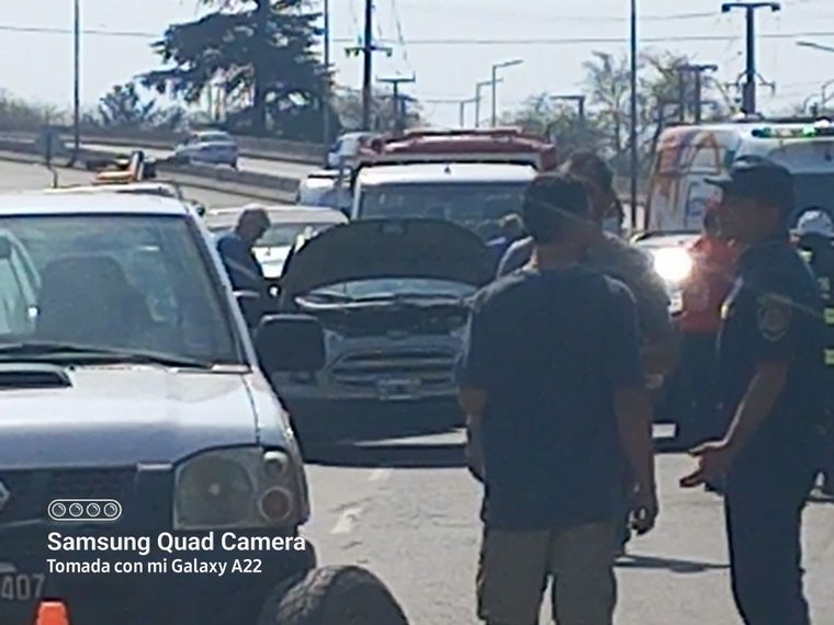 Chocaron en cadena 14 vehículos en Córdoba: un camionero atrapado