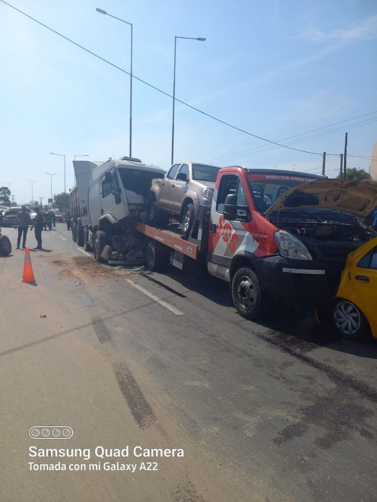 Chocaron en cadena 14 vehículos en Córdoba: un camionero atrapado