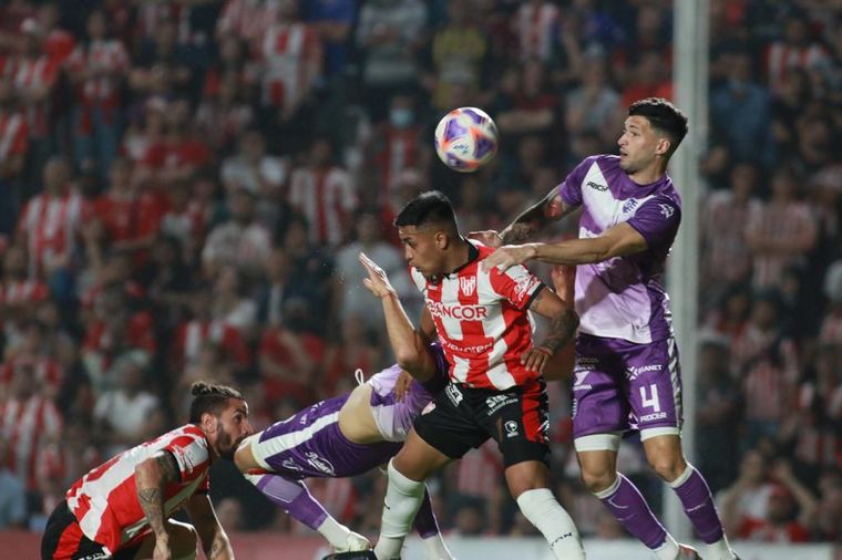 Instituto empató 0-0 con Villa Dálmine y no pudo acercarse al líder Belgrano.