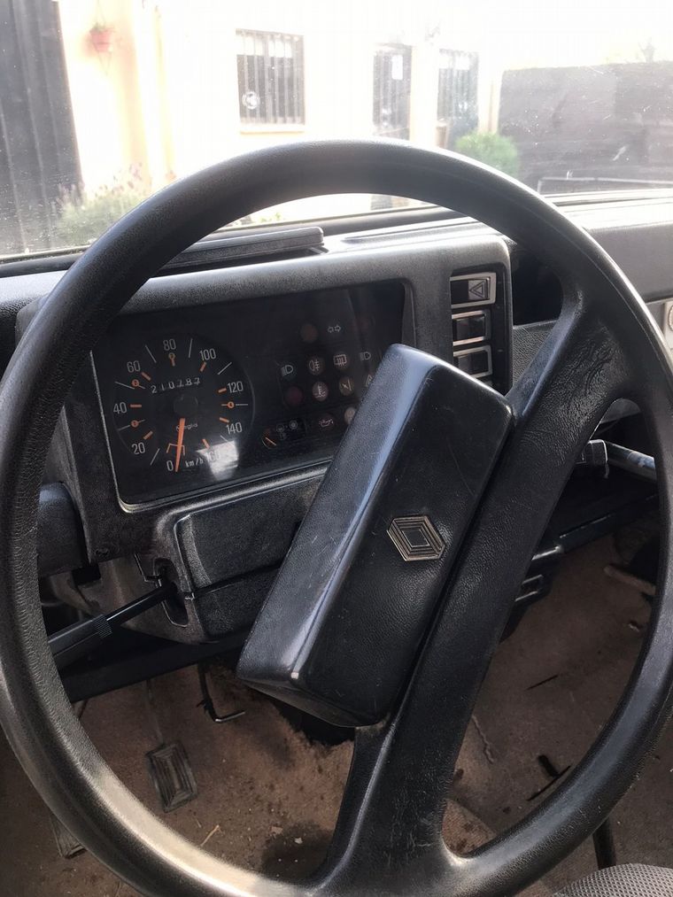 Dos amigos recorrerán el norte argentino en una Renoleta restaurada.