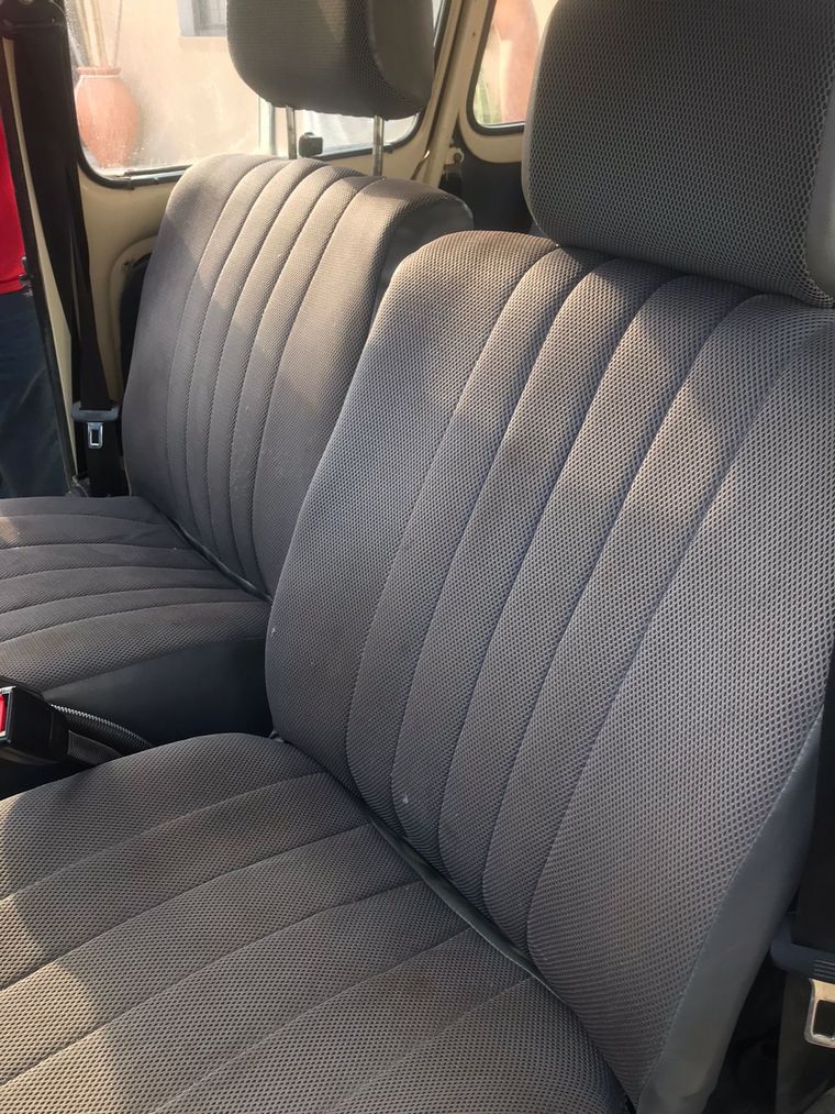 Dos amigos recorrerán el norte argentino en una Renoleta restaurada.