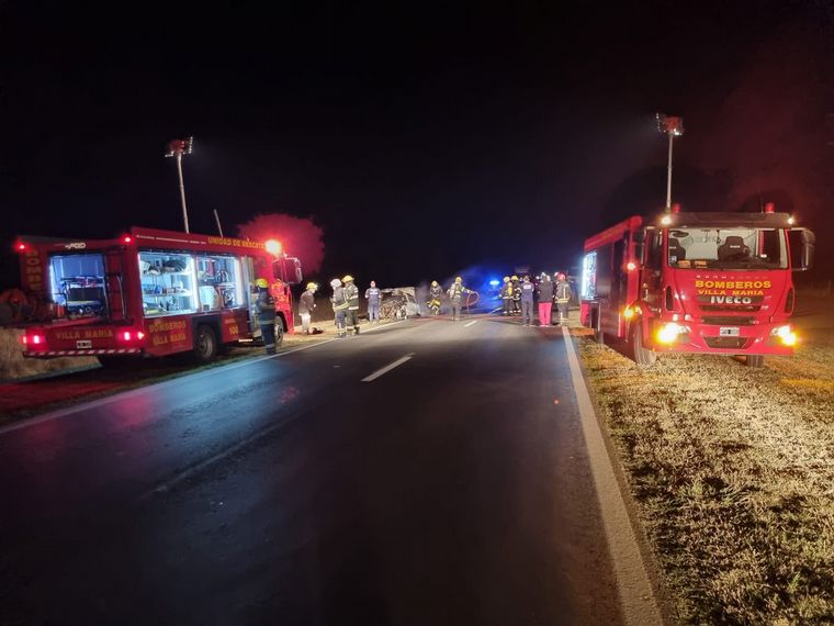 Córdoba: un auto colisionó contra la parte trasera de un camión en la Ruta 158.