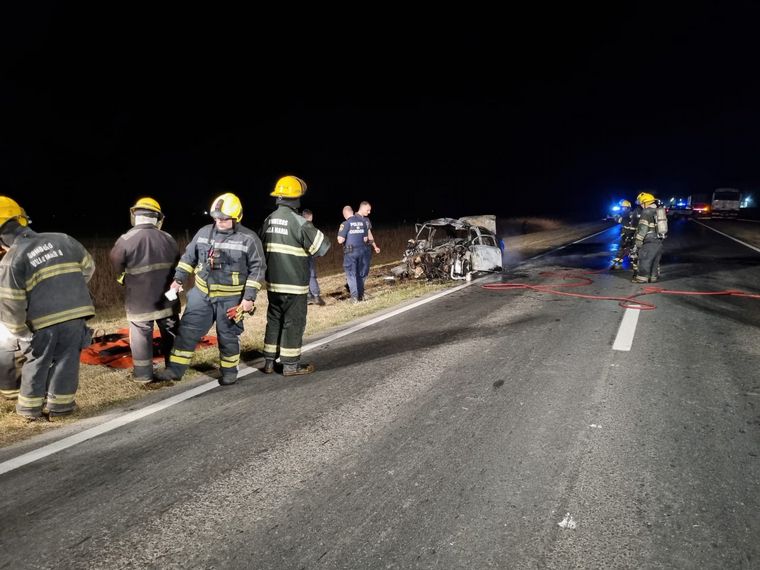 FOTO: Córdoba: un auto colisionó contra la parte trasera de un camión en la Ruta 158.