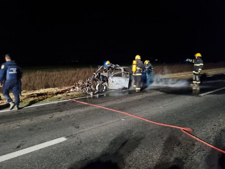 Córdoba: un auto colisionó contra la parte trasera de un camión en la Ruta 158.