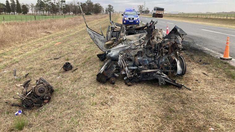 Córdoba: un auto colisionó contra la parte trasera de un camión en la Ruta 158.