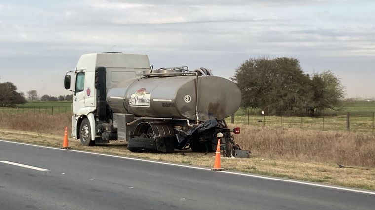Córdoba: un auto colisionó contra la parte trasera de un camión en la Ruta 158.