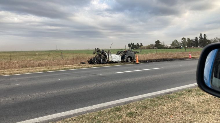 Córdoba: un auto colisionó contra la parte trasera de un camión en la Ruta 158.