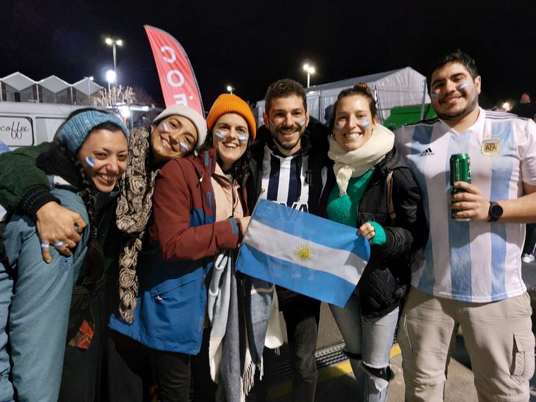 FOTO: El festejo de los hinchas argentinos por el triunfo de Los Pumas en Nueva Zelanda.
