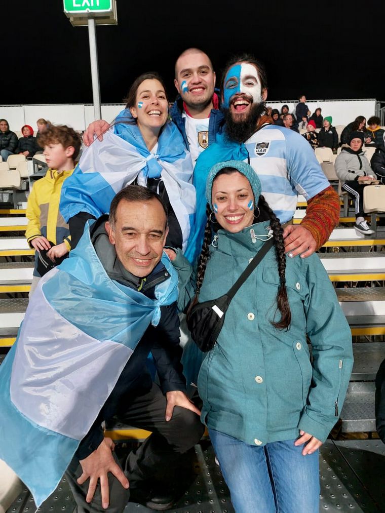 El festejo de los hinchas argentinos por el triunfo de Los Pumas en Nueva Zelanda.