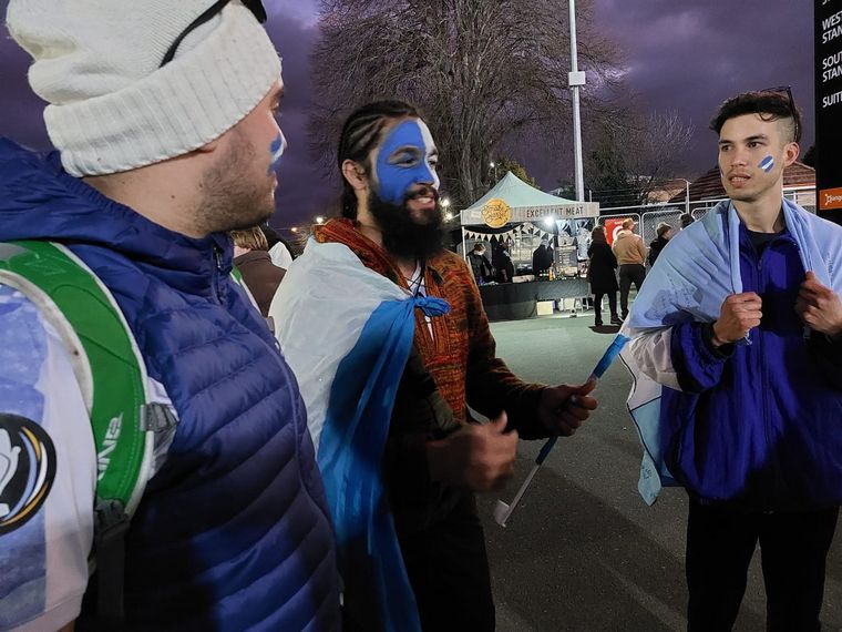 El festejo de los hinchas argentinos por el triunfo de Los Pumas en Nueva Zelanda.
