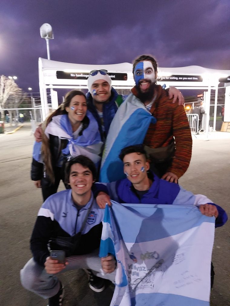 El festejo de los hinchas argentinos por el triunfo de Los Pumas en Nueva Zelanda.
