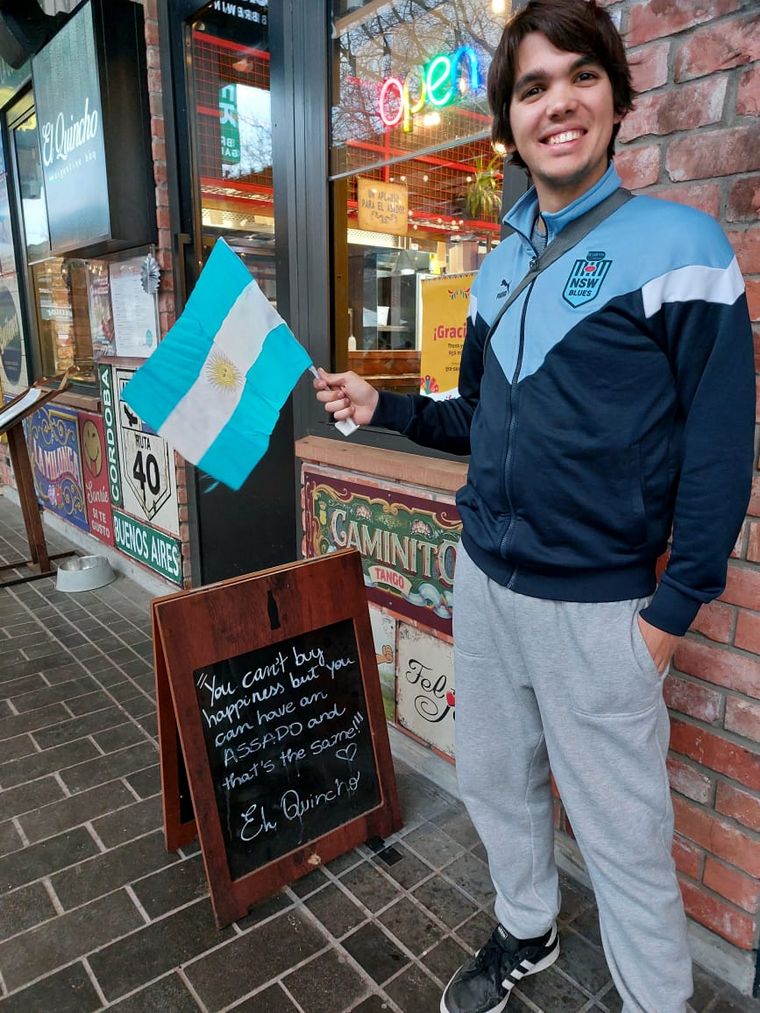 El festejo de los hinchas argentinos por el triunfo de Los Pumas en Nueva Zelanda.
