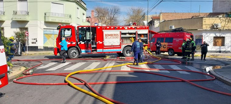 Evacuaron a ancianos de un geriátrico tras incendio en un galpón de Barracas.