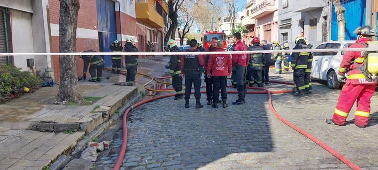 Evacuaron a ancianos de un geriátrico tras incendio en un galpón de Barracas.