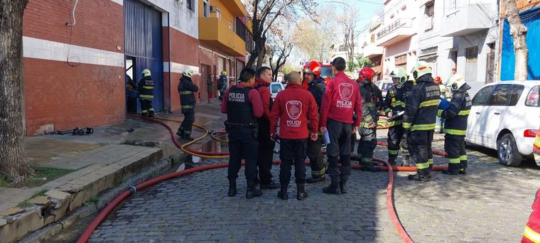 Evacuaron a ancianos de un geriátrico tras incendio en un galpón de Barracas.