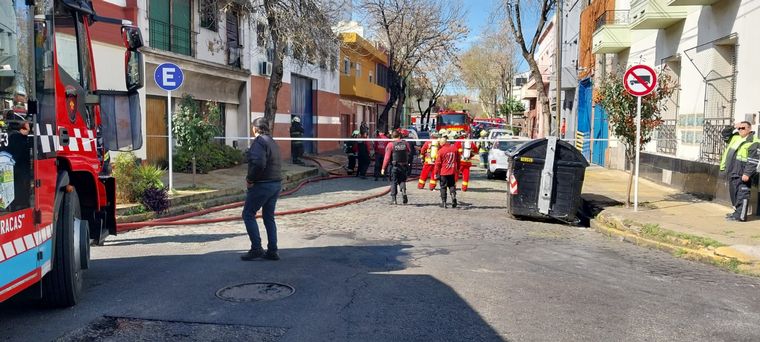 FOTO: Evacuaron a ancianos de un geriátrico tras incendio en un galpón de Barracas.