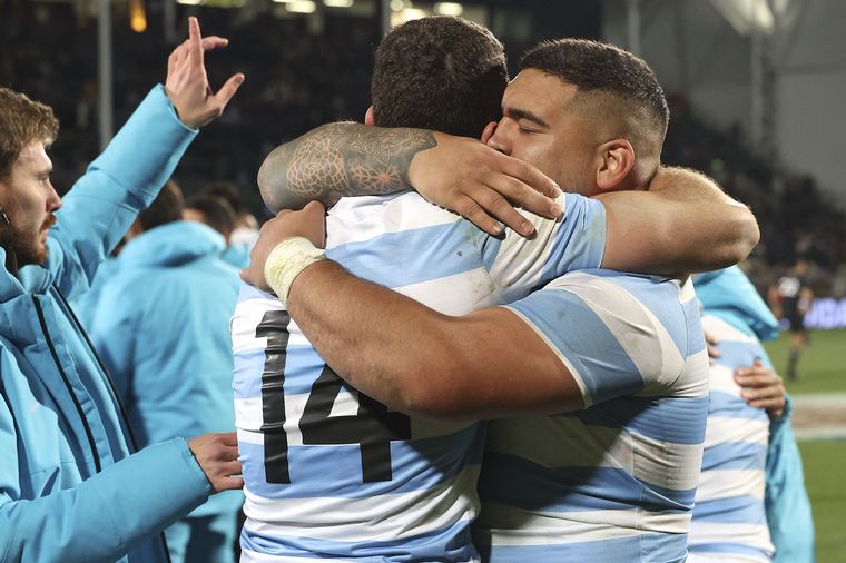 Emiliano Boffelli y Joel Sclavi. Los Pumas vencieron a los All Blacks en New Zeland. 