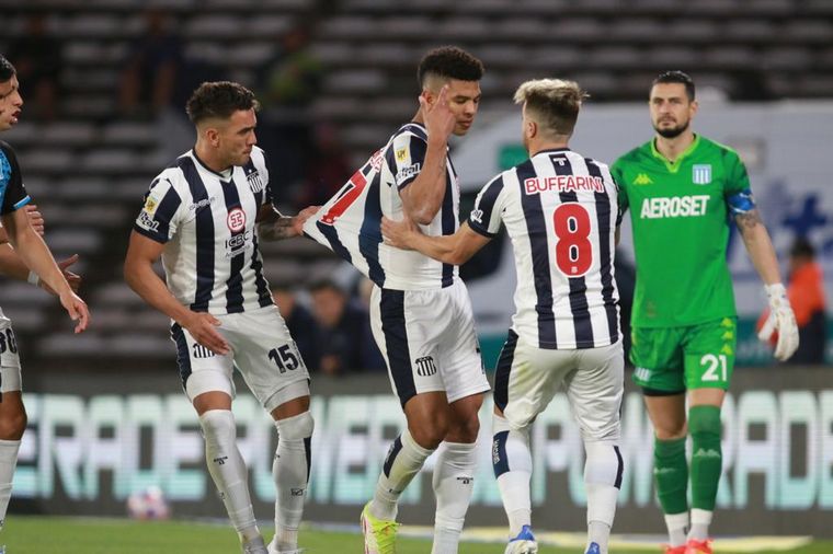 La infracción que terminó en penal y gol de Talleres.