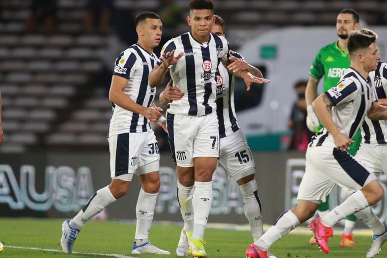 La infracción que terminó en penal y gol de Talleres.